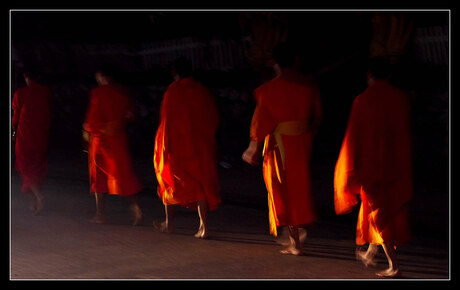 LAOS bedelonniken in devroege ochtend