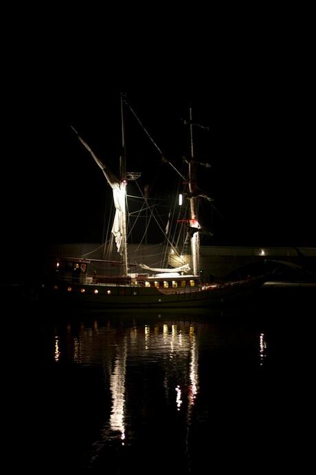 Boot Batavia Haven Lelystad at night