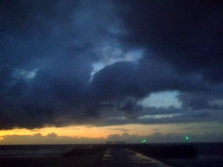 'donkere regenwolken bij zonsondergang