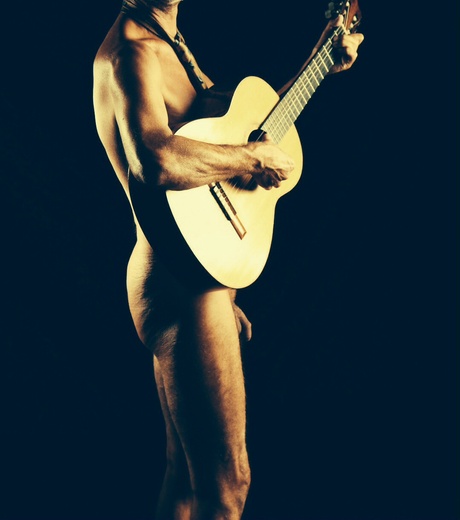 Mannelijk naakt met gitaar
