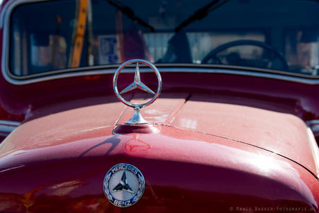 Oude Mercedes met het stof op de motorkap