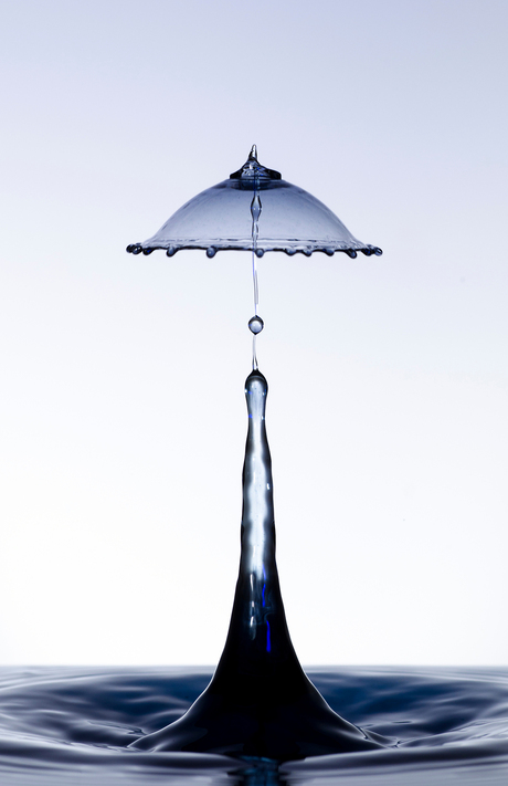 Black drop lantern, zwarte druppel in blauw water