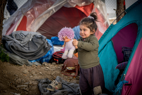 Spelend kind in vluchtelingenkamp