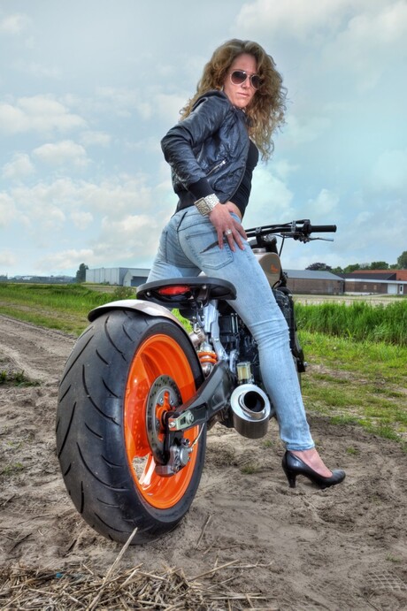 Shelley op Nozem Motorbike