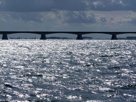 zeelandbrug met zon en wolken