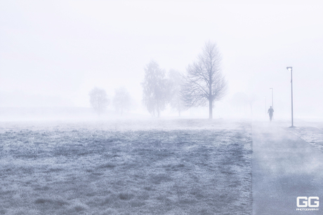 Eenzame jogger in de mist