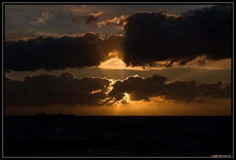 Schip bij ondergaande zon