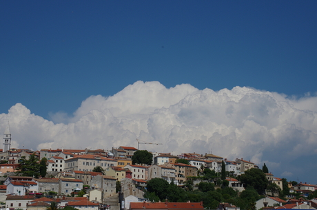 Zomer wolken boven Vrsar in Kroatie