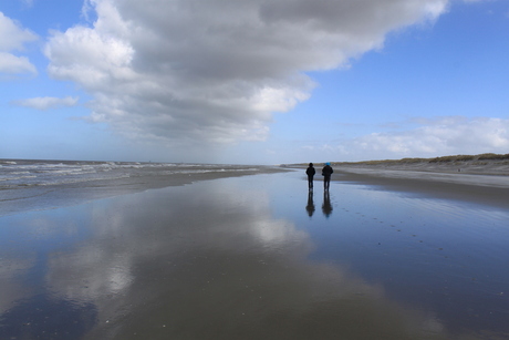 Mannen op het strand