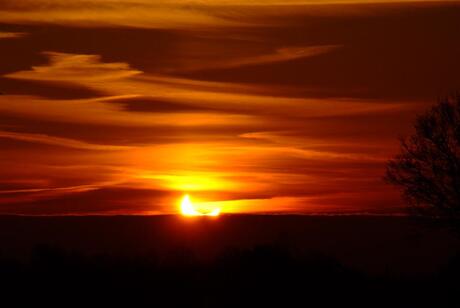 zonverduistering tijdens de zonsopkomst