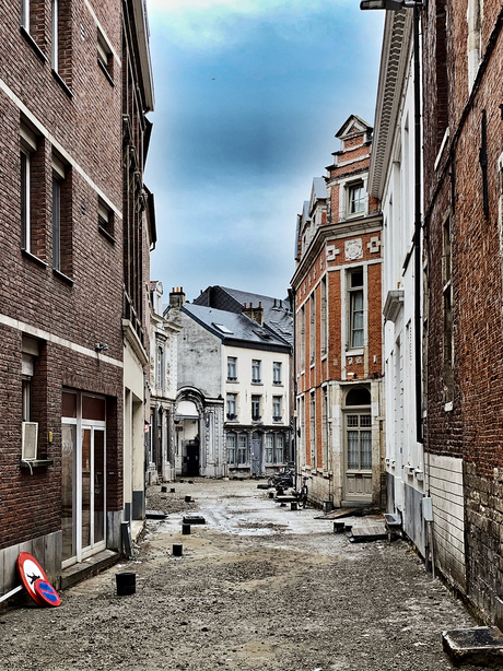 Opengebroken straat in het centrum van Leuven