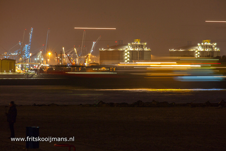Boot vaart langs op Tweede Maasvlakte bij nacht