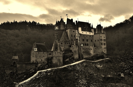 zijaanzicht Burg Eltz