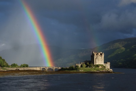 Eilean Donan met regenboog