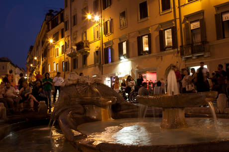 fontein bij Spaanse Trappen in Rome