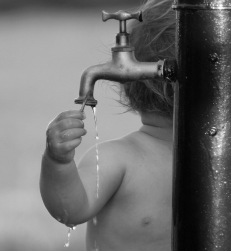kind bij waterkraan