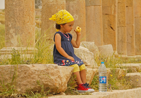 Geel! Meisje, appel en omgeving