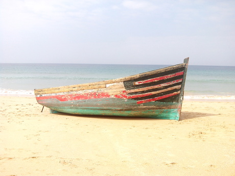 Aangespoelde boot op het strand