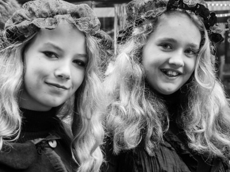 Jonge meiden aan het flirten