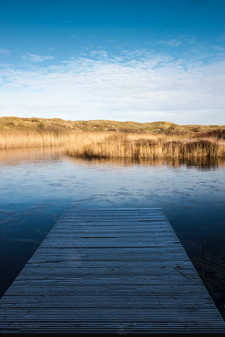 Bevroren meertje bij de duinen