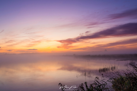 Zonsopkomst boven een mistig Dannemeer