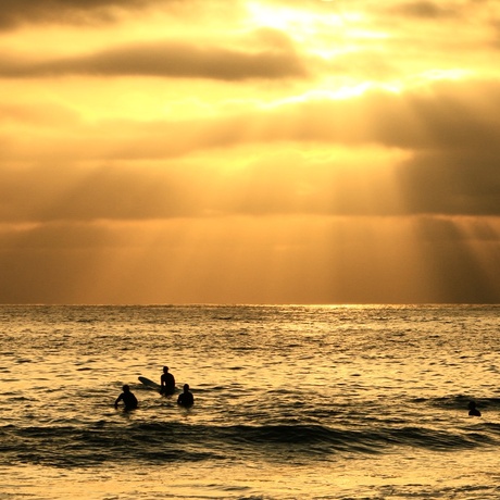 Surfers genieten van een prachtige zonsondergang!
