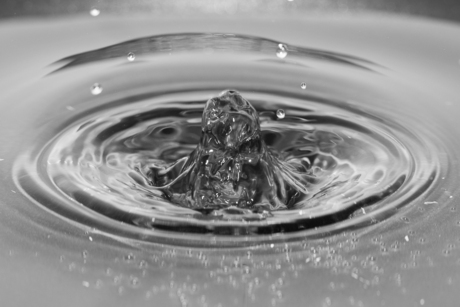 Waterdruppel valt in bak met water.