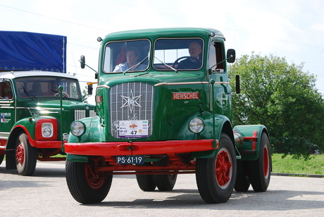 Een oude Henschel vrachtwagen