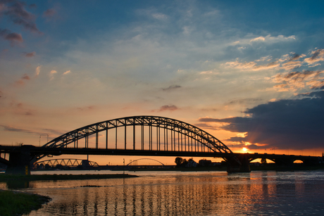 Zomerse Waalbrug