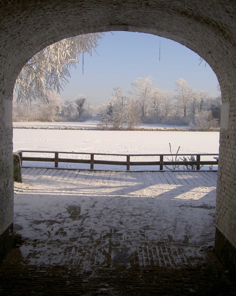 oude poort met winterzicht op vest