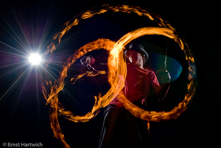 Vuurpoi strobist style - Afgelopen vrijdag tijdens het strobist festival van cameratools in Apeldoorn heb ik een serie foto's gemaakt van een vuurpoi show. Het gebruik van ee - foto door ErnstHartwich op 07-06-2009 - deze foto bevat: strobist, vuurpoi