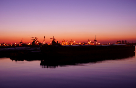 Zonsondergang in haven van Rotterdam