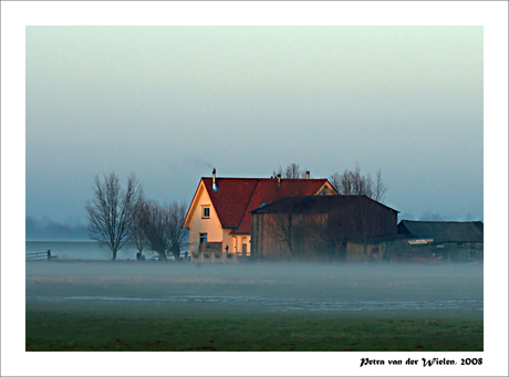 Boerderijtje in de mist