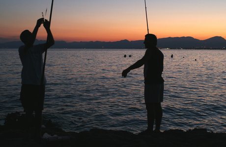 vissers aan de kust in salou in spanje