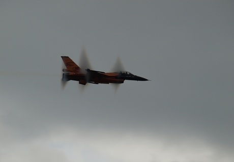 f16 tegen de geluidsbarriere aan