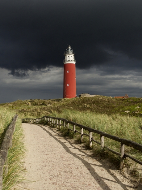 Donkere wolken boven de vuurtoren van Texel