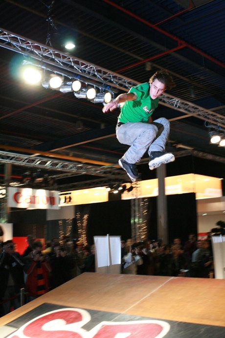 skater airborne