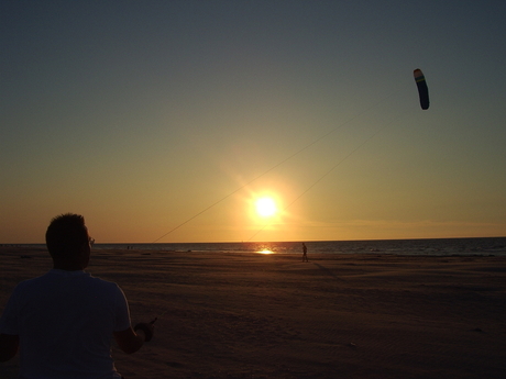 Vliegeren bij zonsondergang
