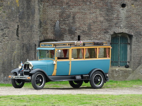 Antieke bus op Fort Buitensluis