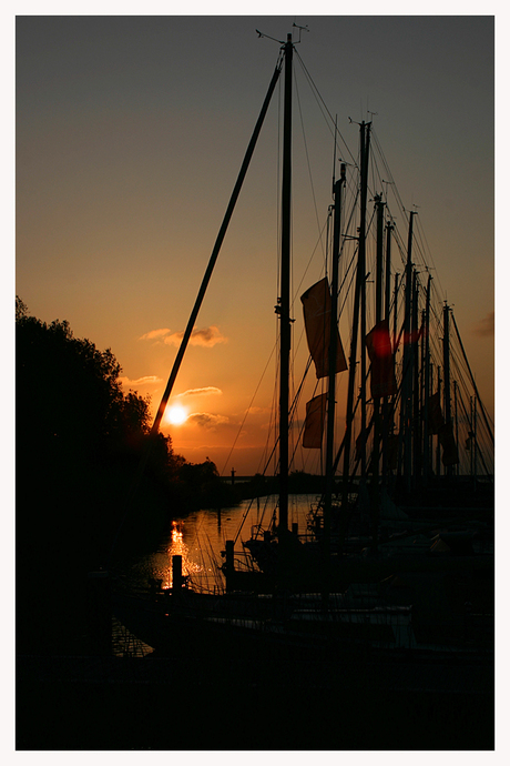 Jachthaven bij zonsondergang