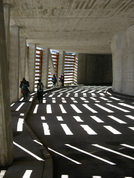 bergtocht in licht en donker