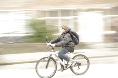 Fietsende jongen