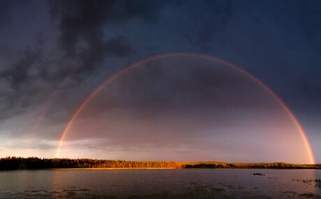 Regenboogmet donkere regenlucht