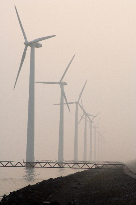 Windmolens in de ochtendmist