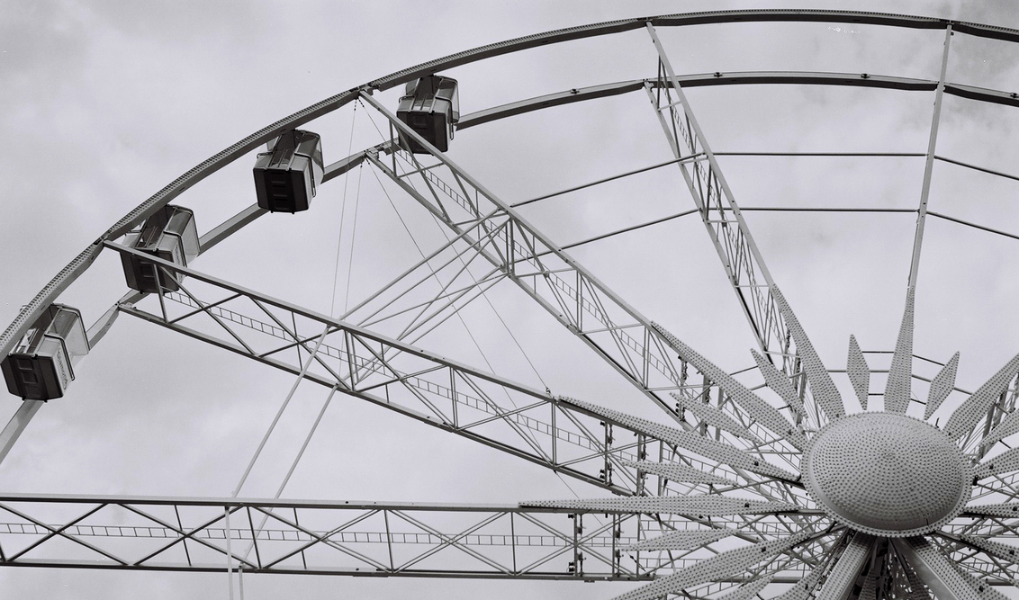 The Width Of A Circle - Analoog - Opbouw van de Tilburgse kermis, die nu alweer twee dagen de mensen probeert te plezieren.. 

Analoog - Praktica MTL3 - foto door jasper-van-bladel op 19-07-2009 - deze foto bevat: wit, zwart, praktica, kermis, reuzenrad, analoog