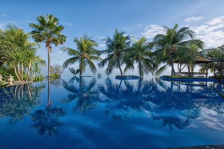 zwembad met zeezicht