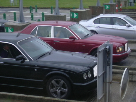 2 bentley's naast elkaar net een race