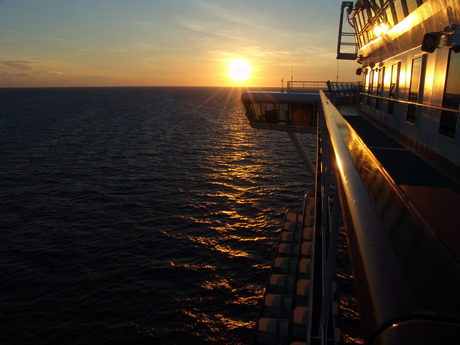 Zonsondergang op zee