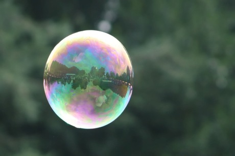 een zeepbel in de lucht