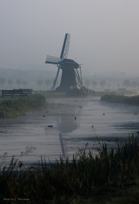 Molen in de ochtend nevel